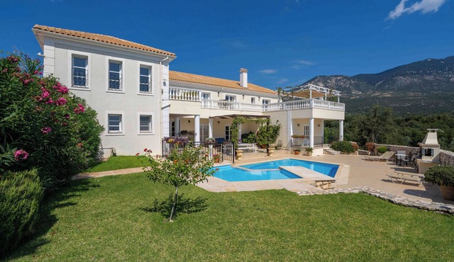 Large Luxury Villa sleeps 10-12, with Private Pool And Breathtaking Views