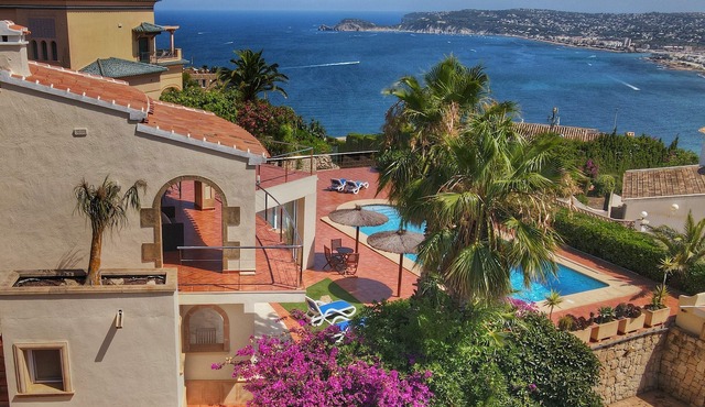 Large luxury villa with spectacular seeview, for 8 persons.