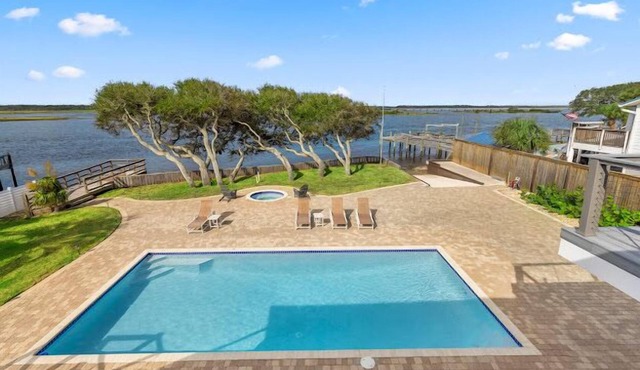 Large Luxury Waterfront Home, Lg.Pool, Hot Tub, Kayaks, Game Room, boat ramp