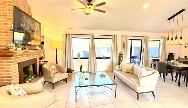 Large Modern Ajijic 1 King Bdrm Home -Walk To Everything -Gym -Pickleball Court