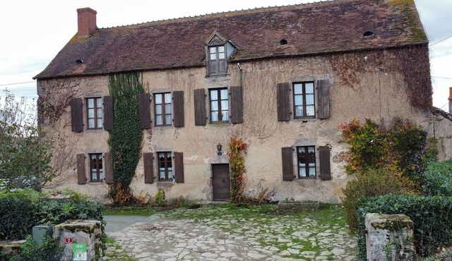 Large manor house with heated pool in Berry