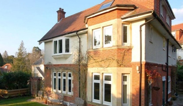 LARGE MANOR HOUSE which SLEEPS 16 in Branksome Park - HB4638