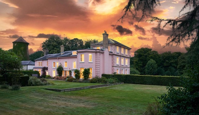 Large Manor House with Pool, Hot Tub & Gardens