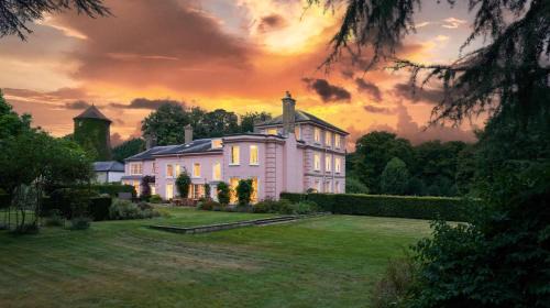 Large Manor House with Pool Hot Tub & Gardens