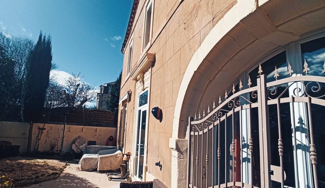Large mansion. Exposed beams. Pets welcome!