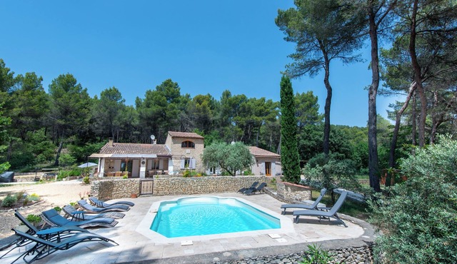 Large Mas in the Roussillon pine forest, heated swimming pool