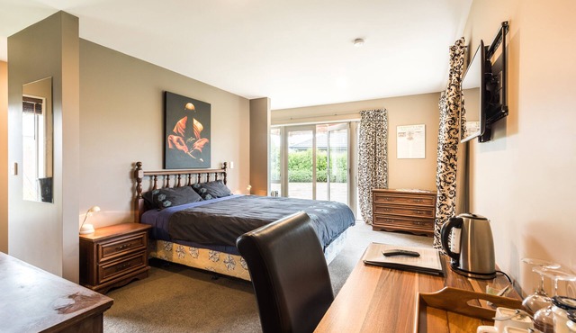 Large master bedroom with en-suite and bath in our Private House