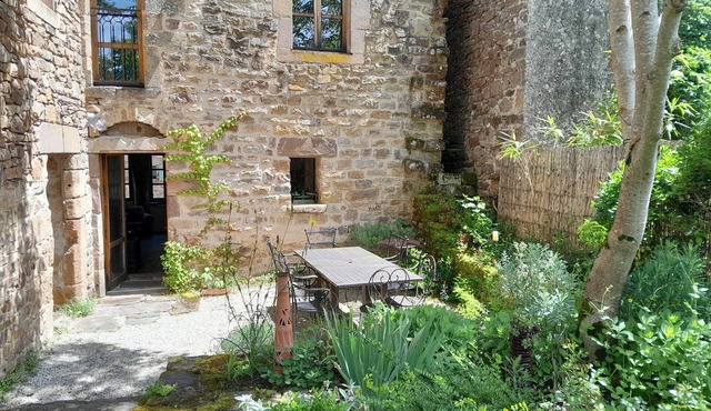 Large medieval village house, pets welcome, private pool.