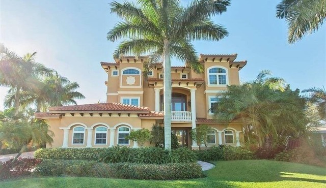 Large Mediterranean Oasis - Water Views & Pool (KING BEDS)