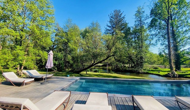 Large mill with party barn, swimming pool, spa, tennis, pétanque, billiards.