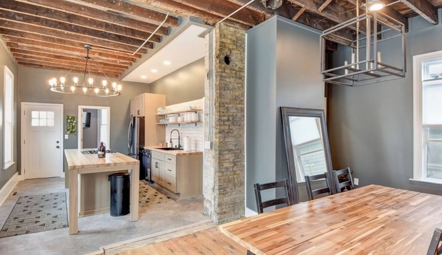 Large Milwaukee Home 4BR Fast Wifi