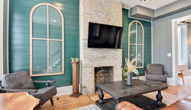 Large Milwaukee Home 4BR Fast WiFi