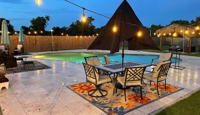 Large Mini Mansion with Oasis backyard with large saltwater pool and Jacuzzi!
