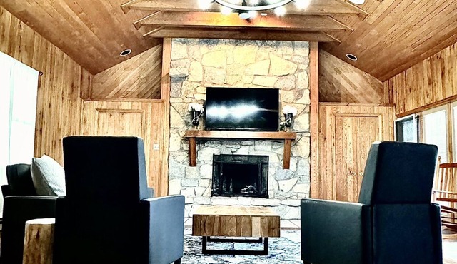 Large Modern Cabin w/balcony & large entertainment areas-hot tub and pool table!