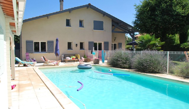 Large modern Villa 200m2 12 people swimming pool between Bordeaux, Ocean and Médoc