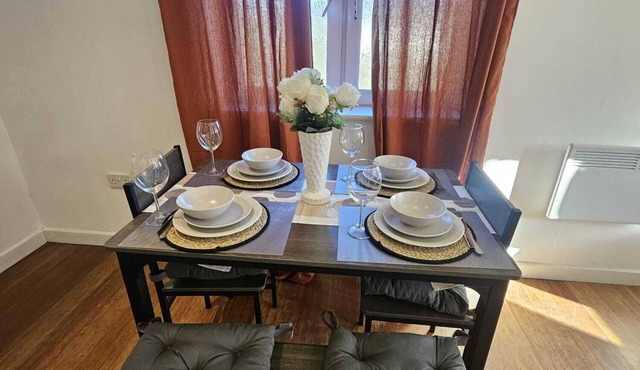 Large, modern 2 bed apartment with parking,walking distance to the city center