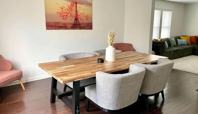 Large, modern 2 bedroom in the heart of Forest Park