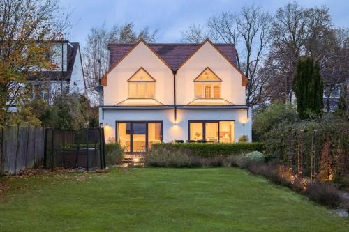 Large & Modern 4 Bed Family Home