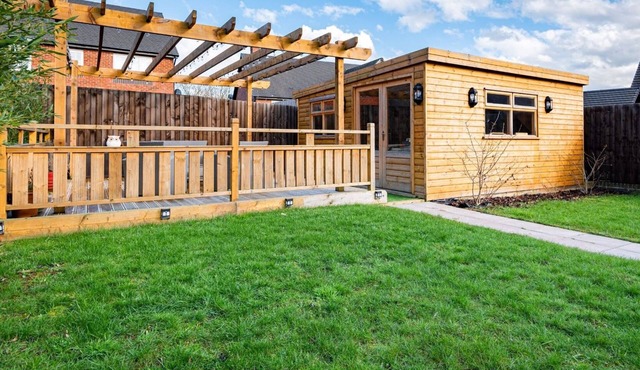 Large Modern 4 Bedroom House, Sleeps 8, Parking