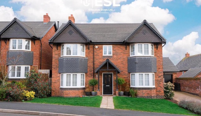 Large Modern 4 Bedroom House in Uttoxeter, Near Alton Towers, Great for Families