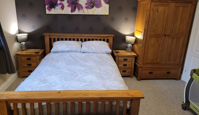 Large modern 5 Bed Detached Home with fire pit & off road parking for 4 cars.