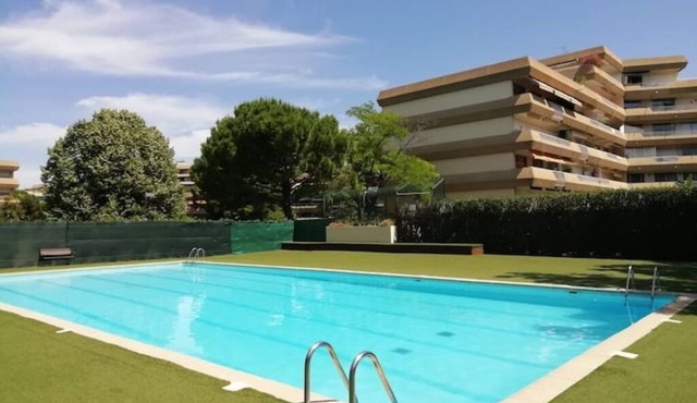 Large, modern, air-conditioned T2