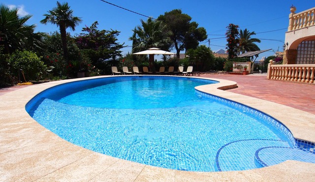 Large modern family villa, heated pool and lovely gardens in a great location.