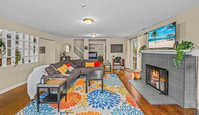 Large Modern Family Villa, Near Wash. Sq. Mall