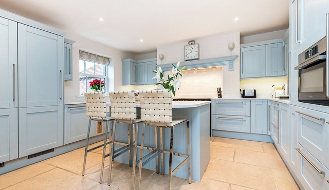 Large, modern Farmhouse with Hot Tub and beautiful countryside views