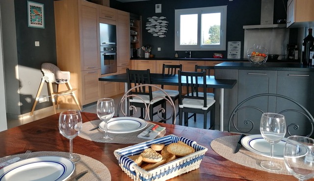 Large modern house 3km from the beach with large garden