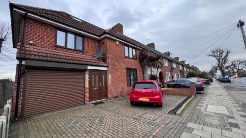Large Modern Home Near Barking Station With SuperFast 1gbps Wi-Fi & Free Parking