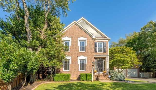 Large Modern Home w/2 Car Garage & Fenced Yard. Pet Friendly. 20 min to DC.