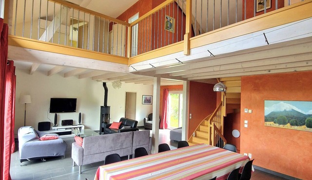 Large modern house (sleeps 14) in town center - between lake and mountains