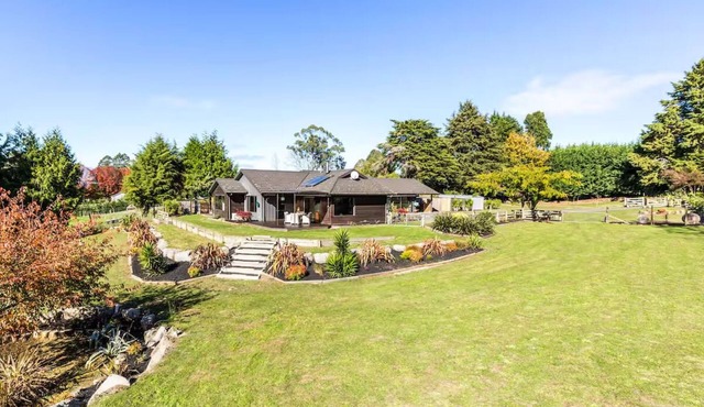 Large modern house in tranquil Taupō