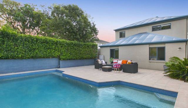 Large modern house. Pool, city views. Pets welcome.