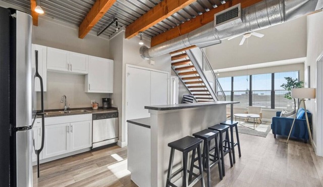 Large Modern Loft — 3 Bedrooms, walk Downtown!