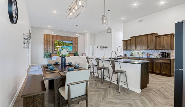 Large Modern Mid-Century Getaway 5 Bed Rooms Outdoor Grille