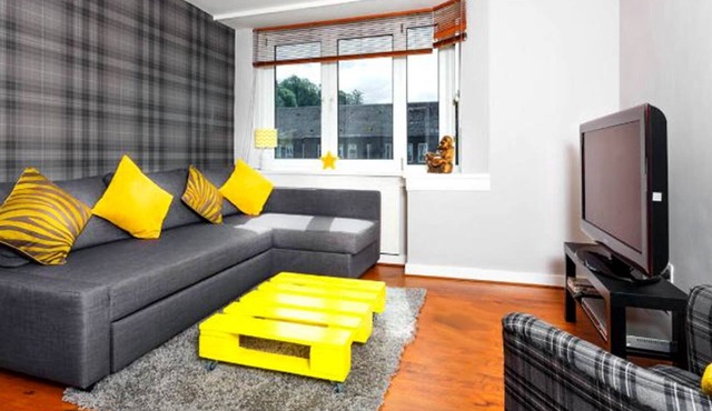 Large Modern Top Floor Riverside Apartment (Sleeps 6) with Free Parking and WiFi