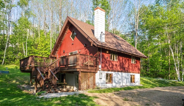 Large mountain cabin getaway with high speed WiFi and hot tub in Jackson, NH