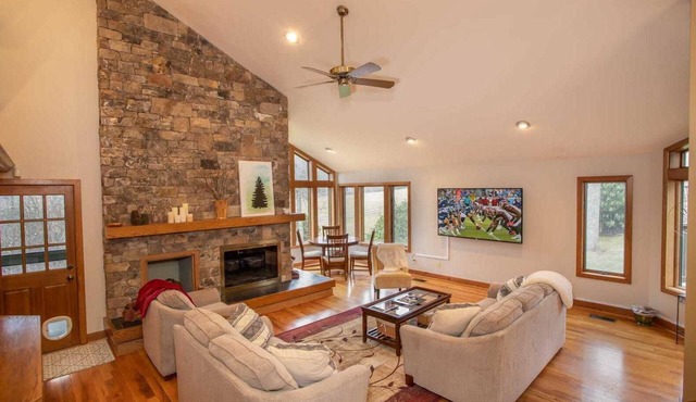 Large Mountain Retreat Near Downtown