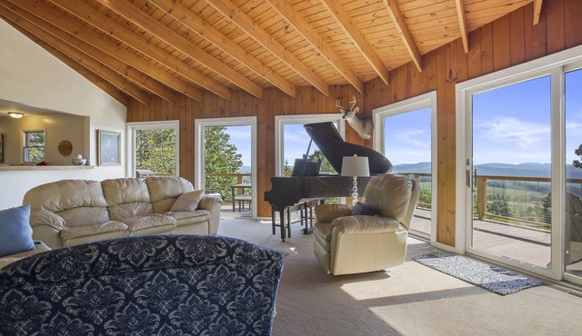 Large Mountain Retreat Spectacular Views King Suite Spa!