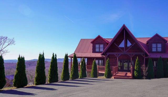Large Mountaintop Cabin sleeps 16! Blue Ridge Mountain Views & Wraparound Deck