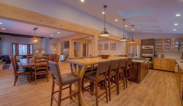 Large mtn home with 14 beds Minutes to Main Street