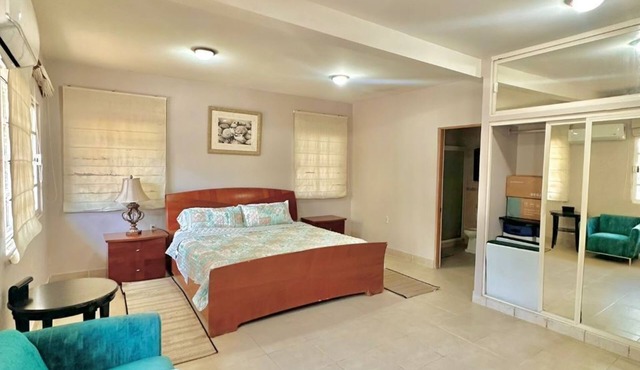 Large multi-family home, pet-friendly, 100mts from the beach, large parking.