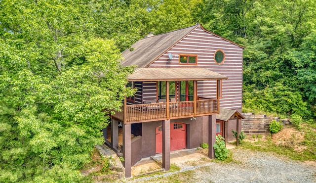 Large multi-level beauty with wrap-around deck, patio, AC, WiFi, wood fireplace