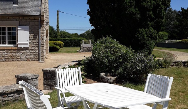 Large neo Breton House on a Large Walled Garden of 2500m2, 4 Bedrooms, Wifi