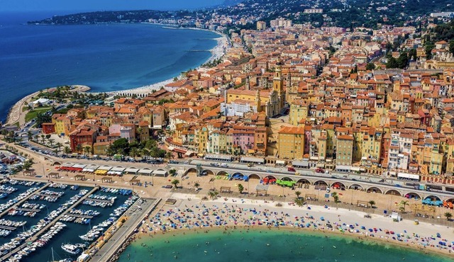 - Large new 2-room apartment in town center with 5 beds and closed garage