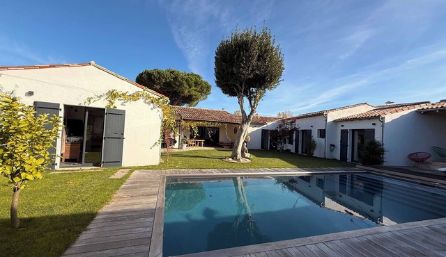 Large new 5-bedroom house, swimming pool, parking, 5-minute walk from the port.