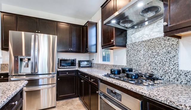 Large new 6 Bedrooms home in Chino