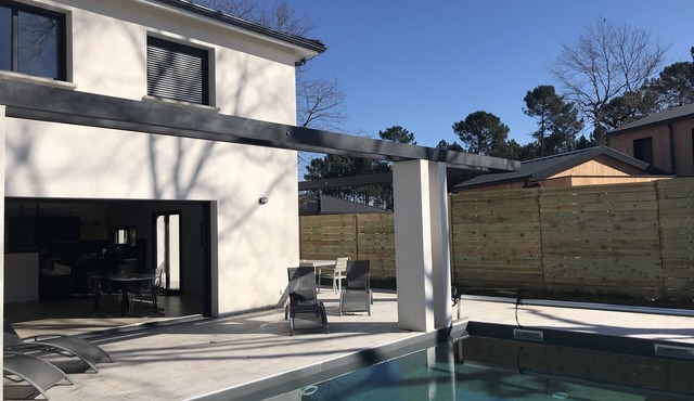 Large new modern house near Bordeaux and Ocean